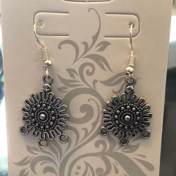 ❌Dainty Sun catcher Silver Earrings - Picture 3 of 4